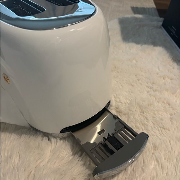 **SOLD**Smeg White Toaster with Gold Accents - Picture 8 of 10